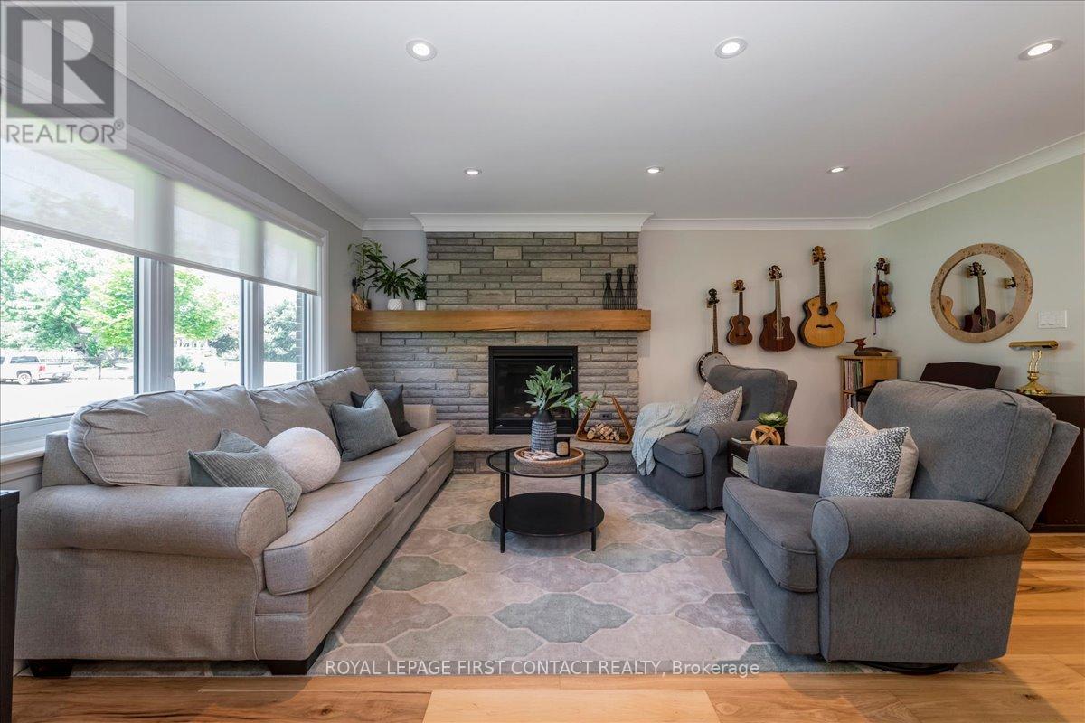 31 Mountbatten Crescent, Barrie (Codrington), Ontario  L4M 1T6 - Photo 7 - S12406180