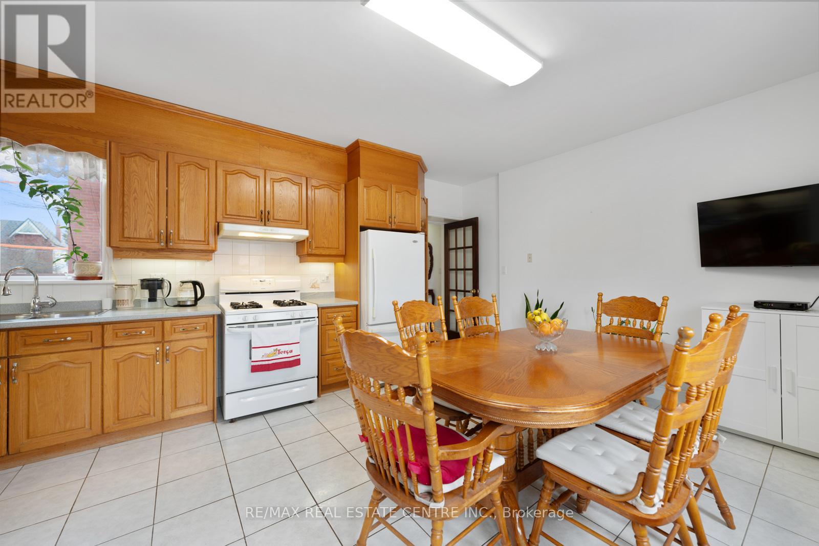 14 Churchill Avenue, Toronto, Ontario  M6J 2B4 - Photo 12 - C12406385
