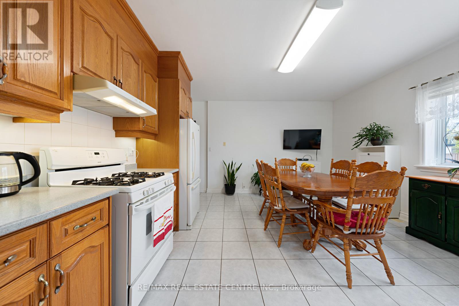 14 Churchill Avenue, Toronto, Ontario  M6J 2B4 - Photo 13 - C12406385