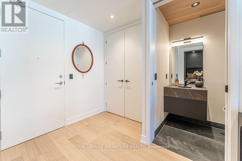 705 - 60 Bathurst Street, Toronto (Niagara), Ontario  M5V 2P4 - Photo 2 - C12406422