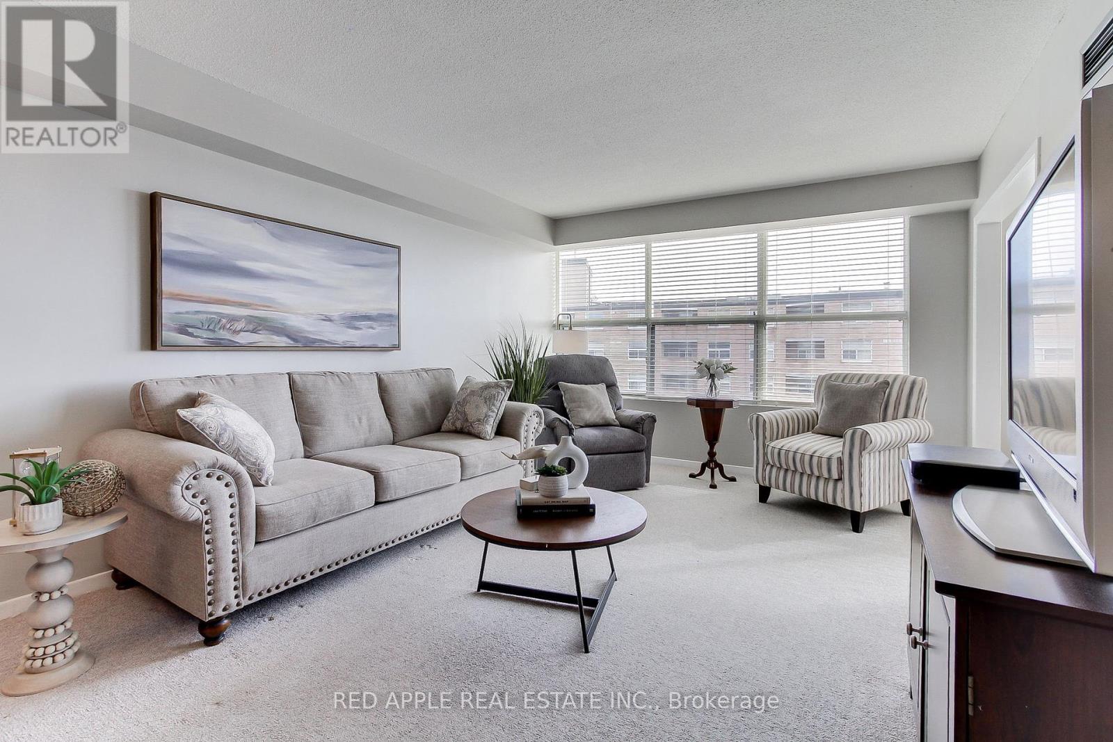 910 - 250 Davis Drive, Newmarket (Central Newmarket), Ontario  L3Y 7T7 - Photo 1 - N12406270