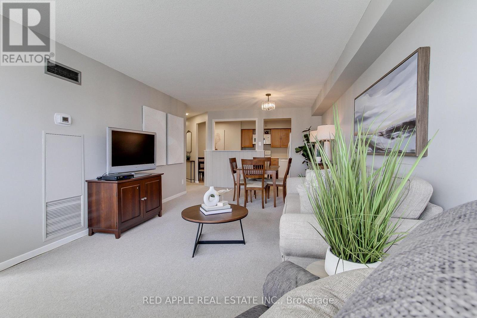 910 - 250 Davis Drive, Newmarket (Central Newmarket), Ontario  L3Y 7T7 - Photo 10 - N12406270