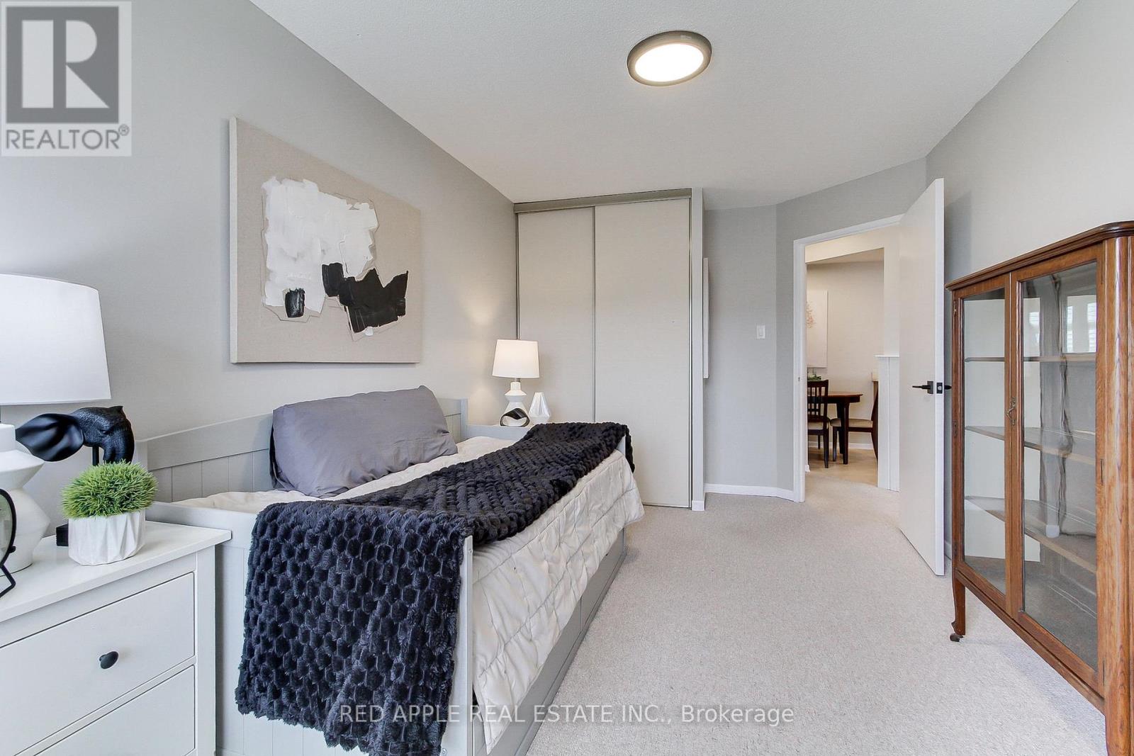 910 - 250 Davis Drive, Newmarket (Central Newmarket), Ontario  L3Y 7T7 - Photo 13 - N12406270