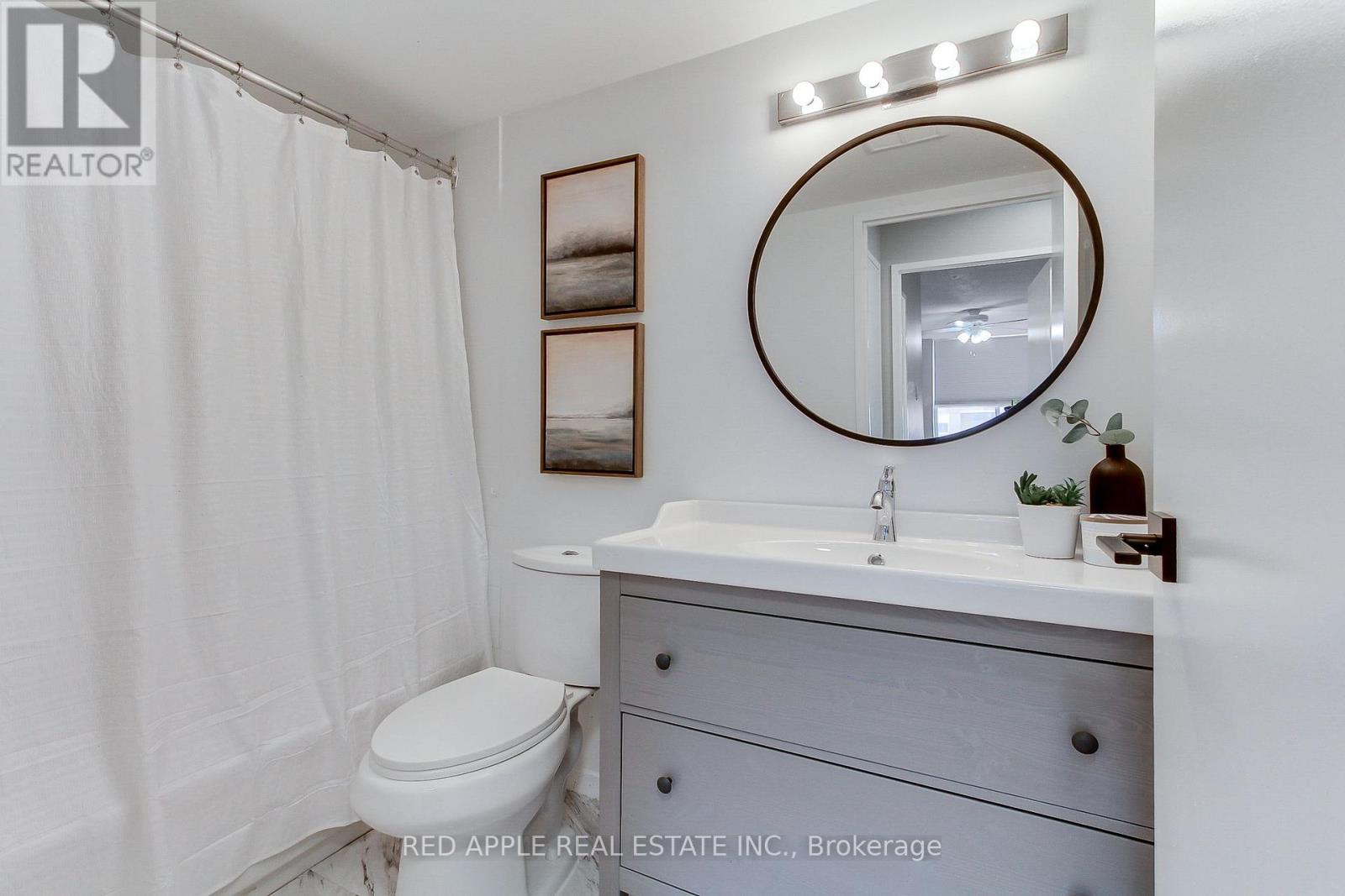 910 - 250 Davis Drive, Newmarket (Central Newmarket), Ontario  L3Y 7T7 - Photo 14 - N12406270