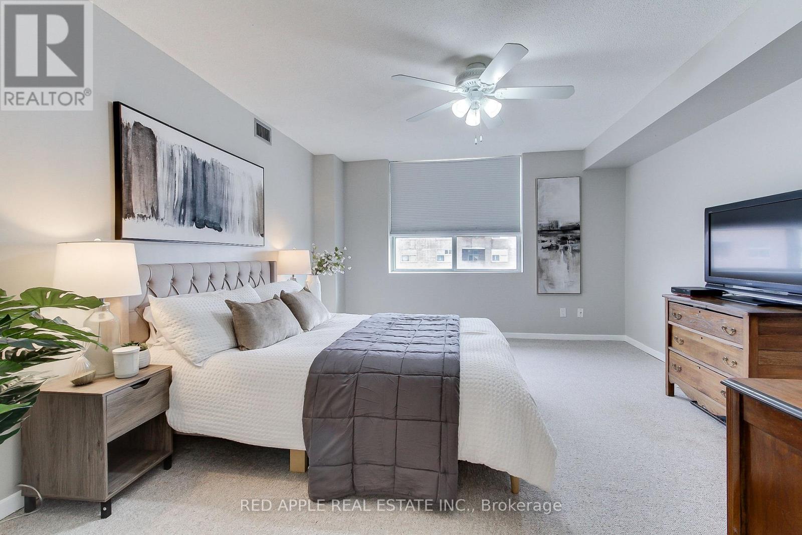 910 - 250 Davis Drive, Newmarket (Central Newmarket), Ontario  L3Y 7T7 - Photo 15 - N12406270