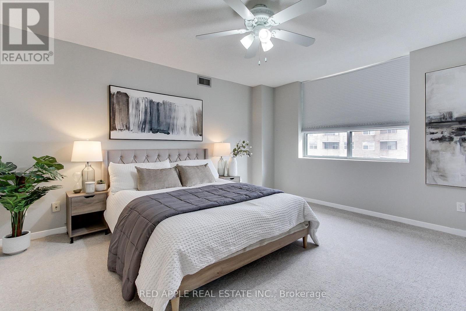 910 - 250 Davis Drive, Newmarket (Central Newmarket), Ontario  L3Y 7T7 - Photo 16 - N12406270
