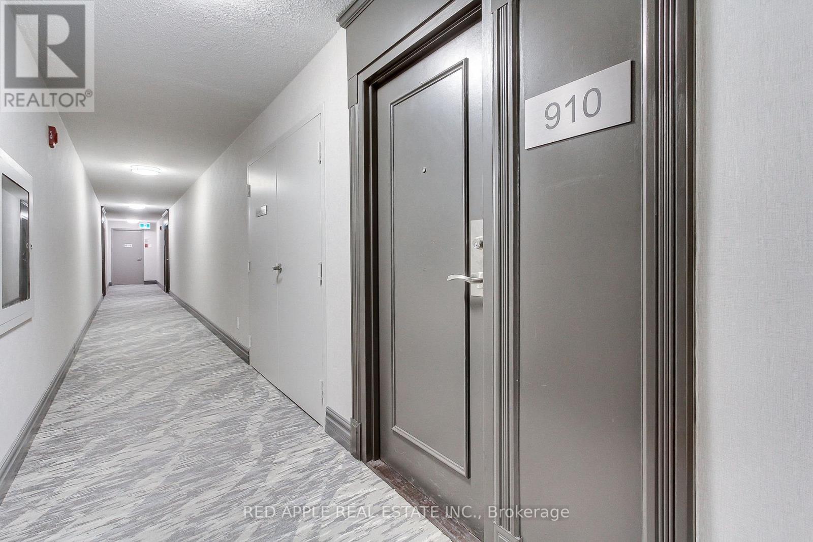 910 - 250 Davis Drive, Newmarket (Central Newmarket), Ontario  L3Y 7T7 - Photo 19 - N12406270