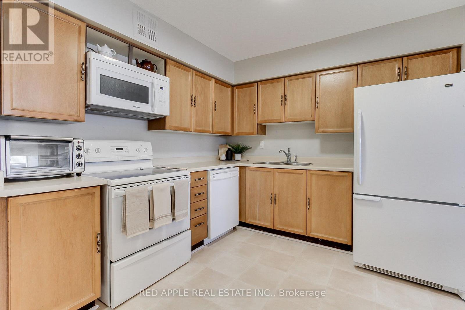 910 - 250 Davis Drive, Newmarket (Central Newmarket), Ontario  L3Y 7T7 - Photo 2 - N12406270