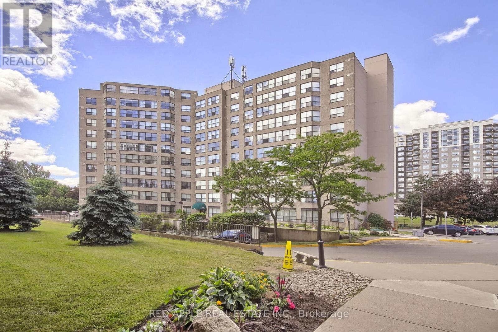 910 - 250 Davis Drive, Newmarket (Central Newmarket), Ontario  L3Y 7T7 - Photo 20 - N12406270