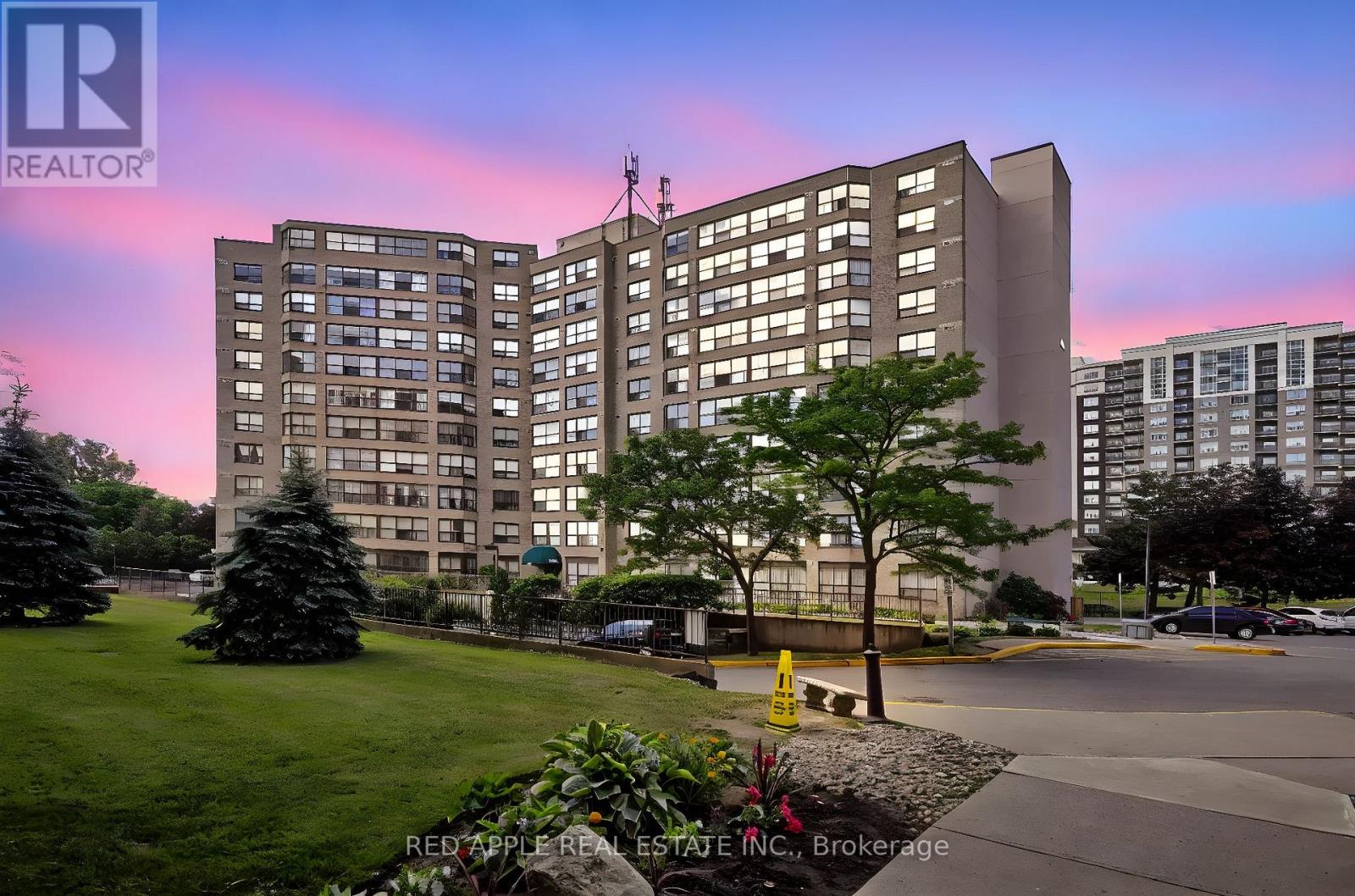 910 - 250 Davis Drive, Newmarket (Central Newmarket), Ontario  L3Y 7T7 - Photo 28 - N12406270