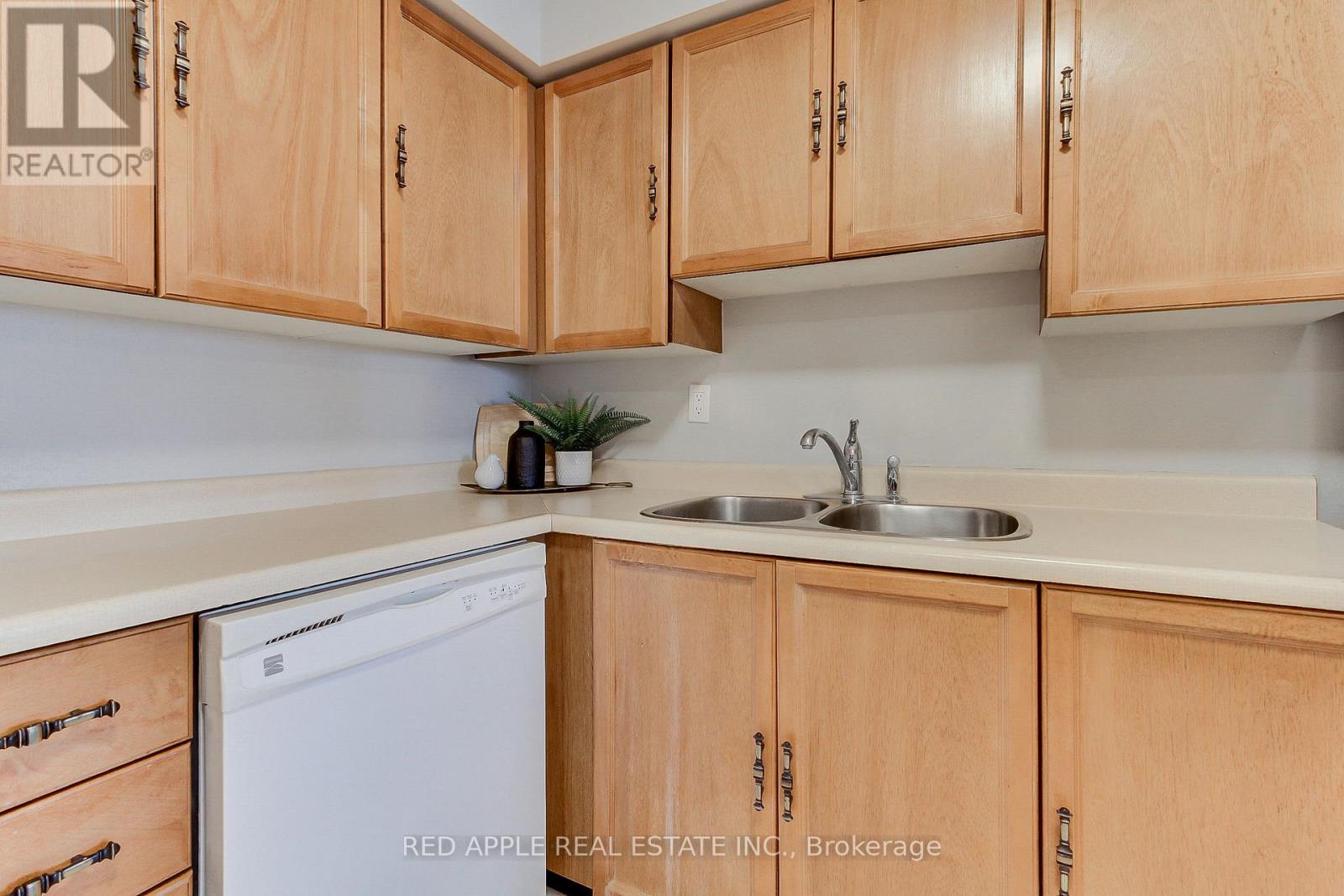 910 - 250 Davis Drive, Newmarket (Central Newmarket), Ontario  L3Y 7T7 - Photo 3 - N12406270