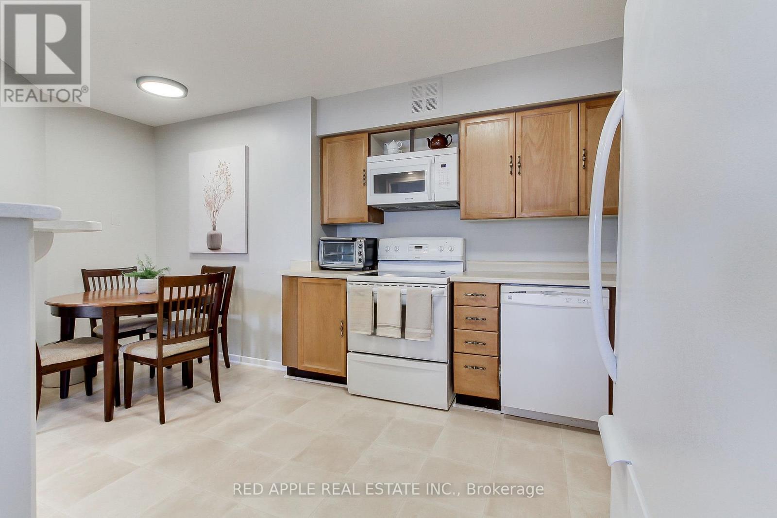 910 - 250 Davis Drive, Newmarket (Central Newmarket), Ontario  L3Y 7T7 - Photo 4 - N12406270