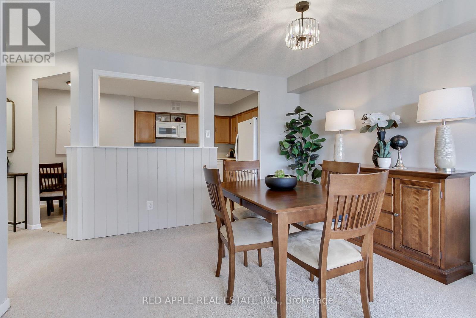 910 - 250 Davis Drive, Newmarket (Central Newmarket), Ontario  L3Y 7T7 - Photo 5 - N12406270