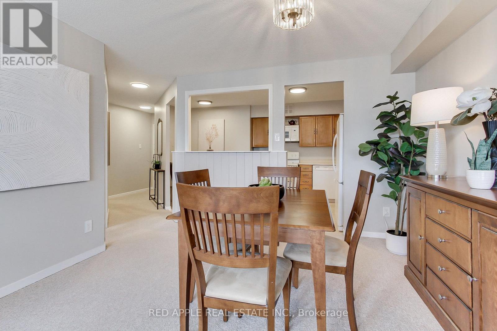 910 - 250 Davis Drive, Newmarket (Central Newmarket), Ontario  L3Y 7T7 - Photo 6 - N12406270