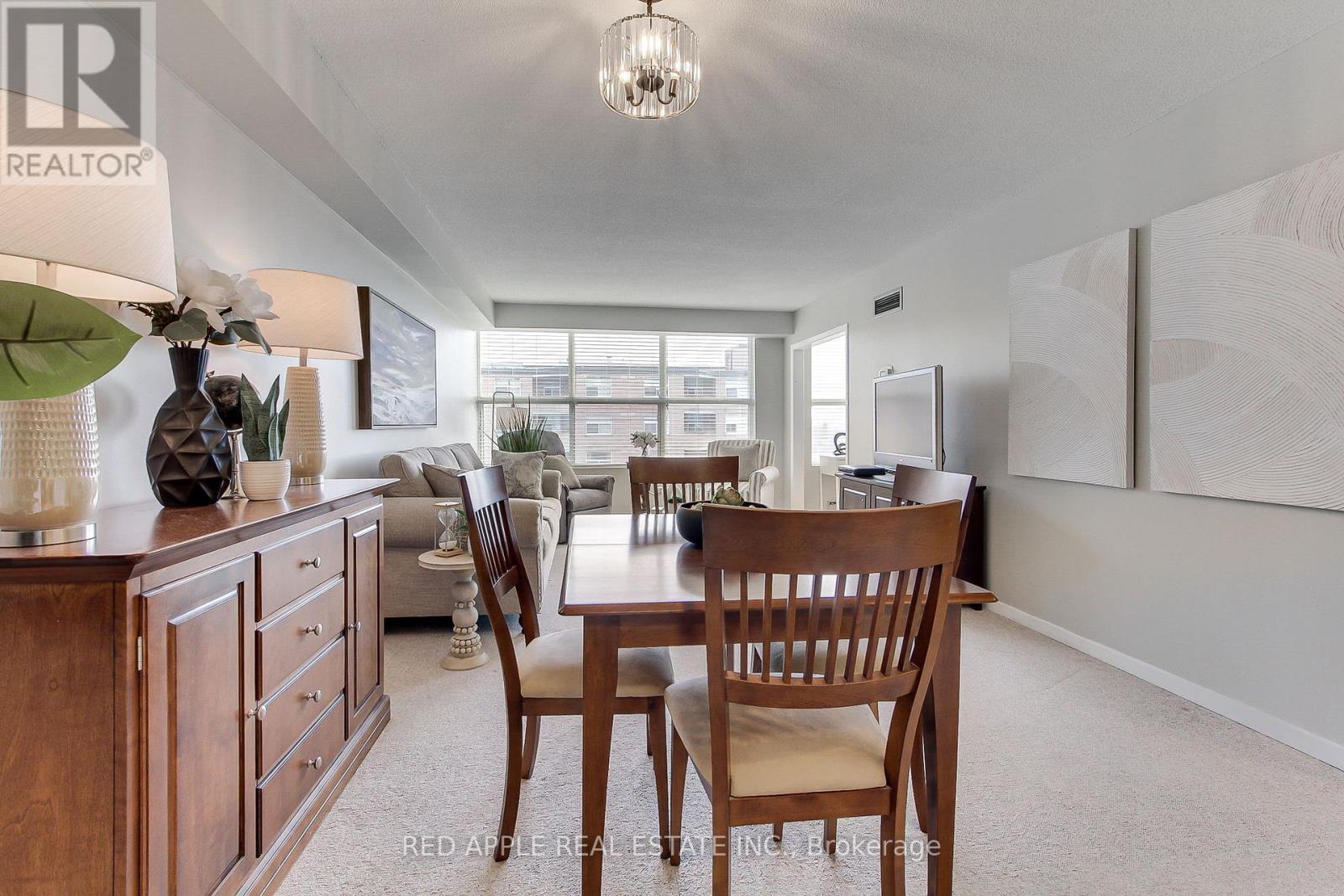 910 - 250 Davis Drive, Newmarket (Central Newmarket), Ontario  L3Y 7T7 - Photo 7 - N12406270