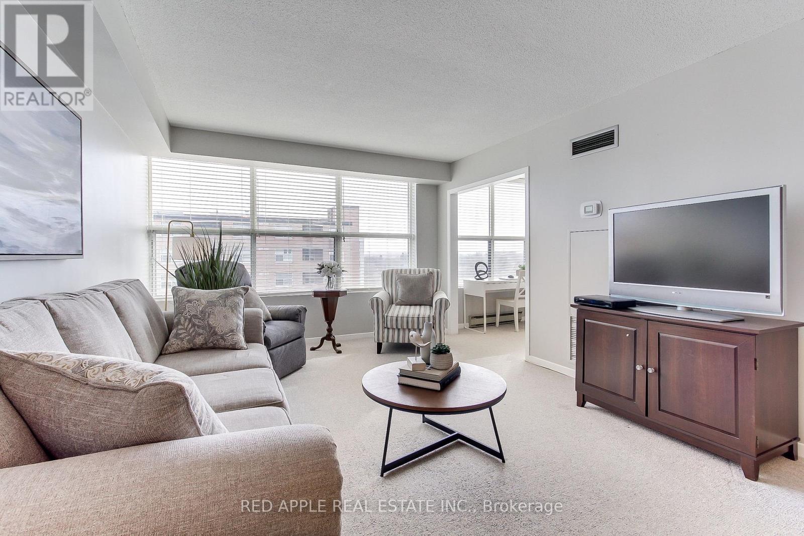 910 - 250 Davis Drive, Newmarket (Central Newmarket), Ontario  L3Y 7T7 - Photo 8 - N12406270