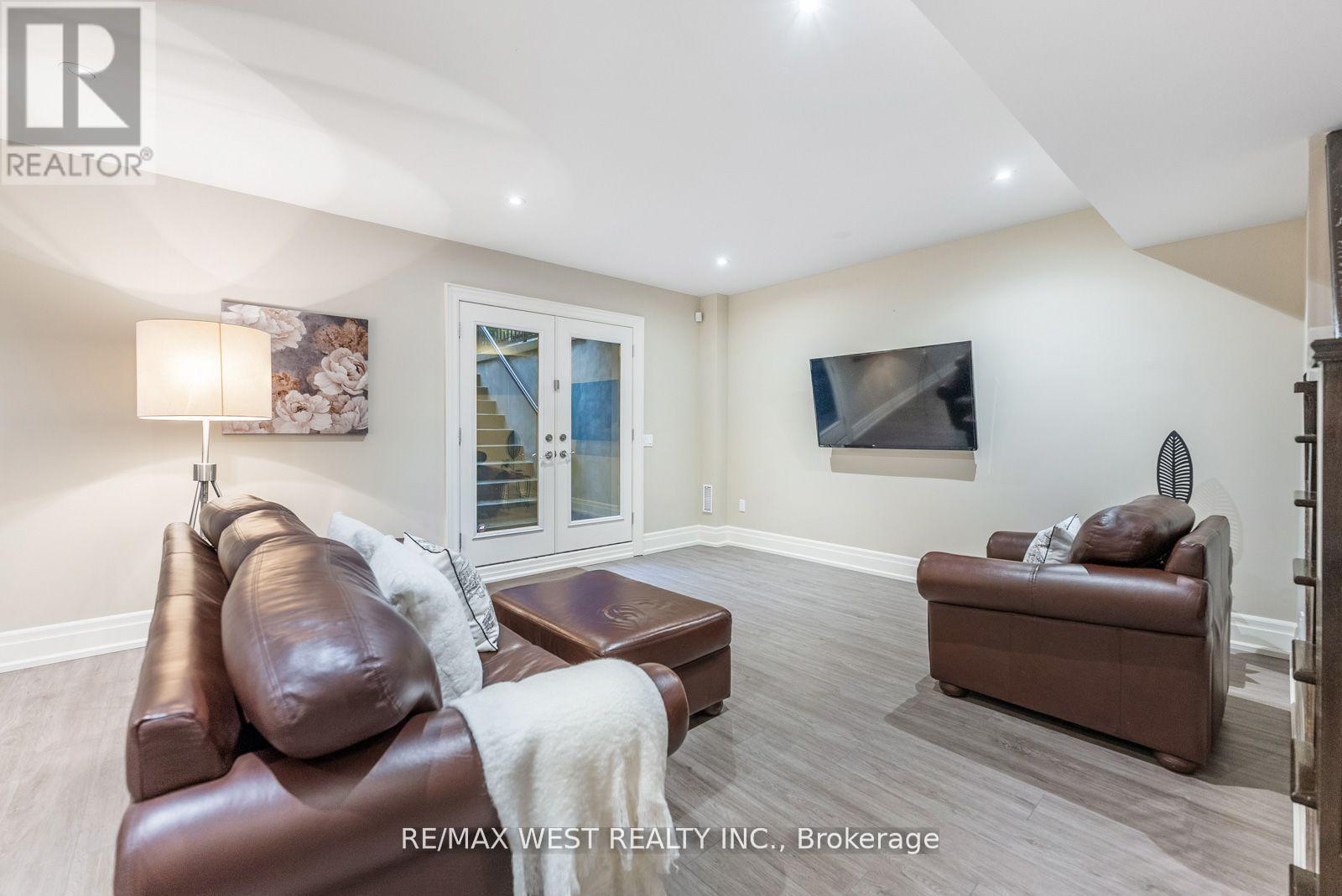 6 Weller Crescent, Vaughan, Ontario  L6A 1E4 - Photo 36 - N12406290
