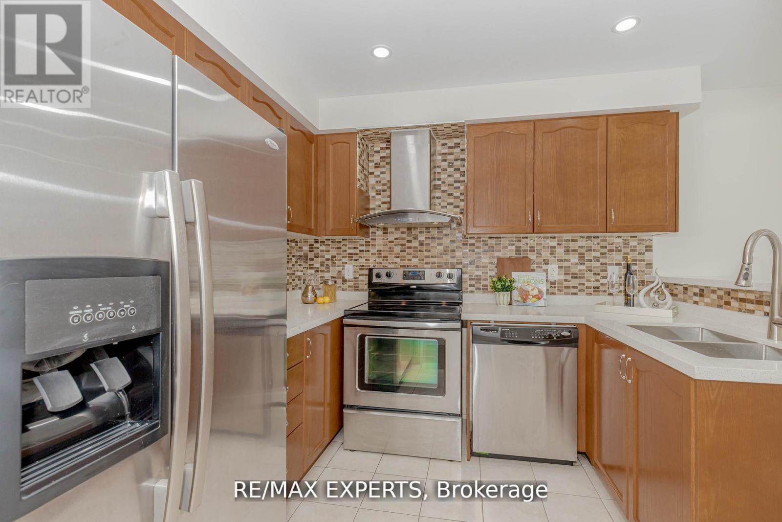 64 Peppertree Lane, Whitchurch-Stouffville (Stouffville), Ontario  L4A 0M8 - Photo 19 - N12406414