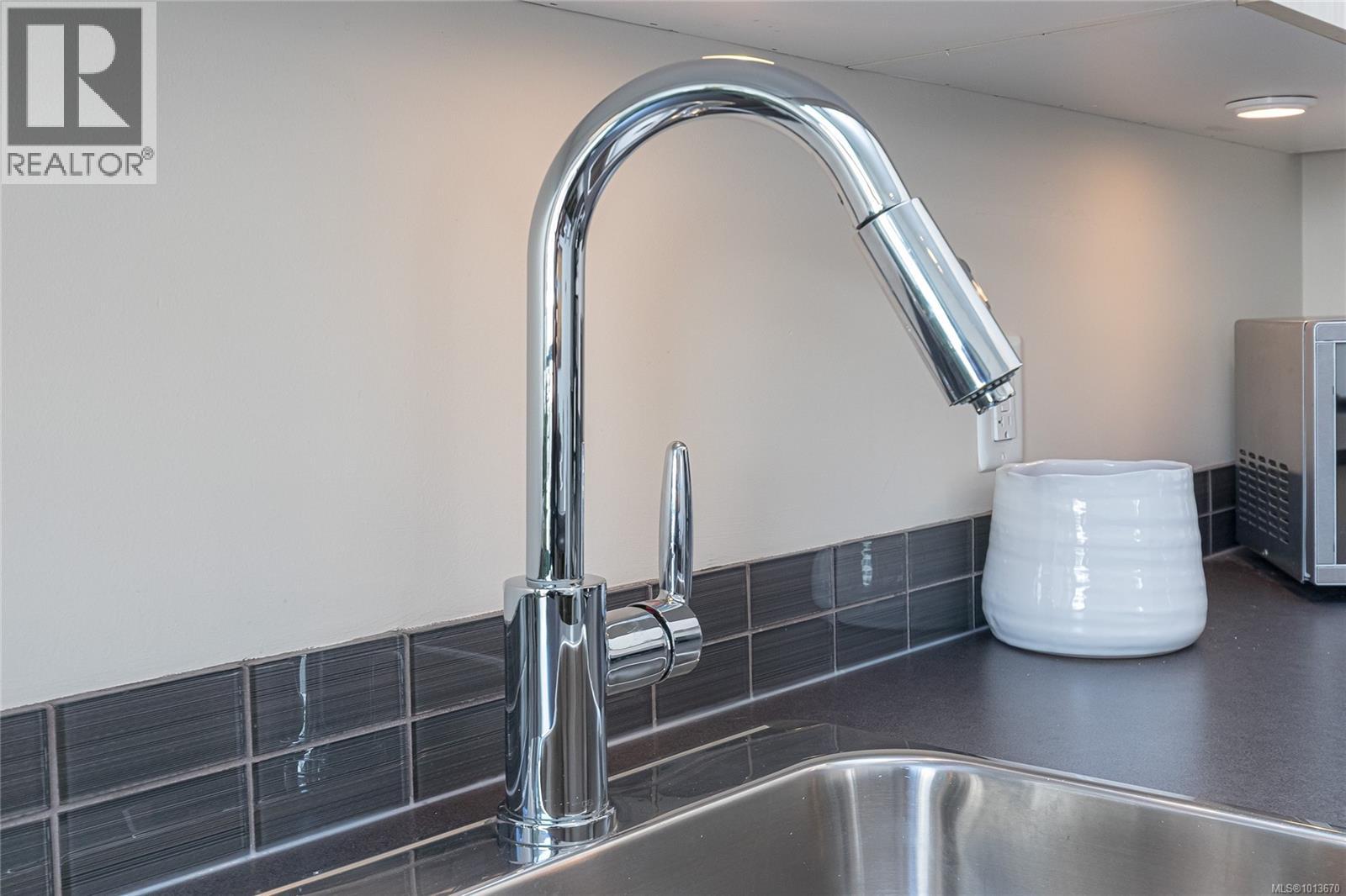 402 1121 Fort St, Victoria, British Columbia  V8V 3K9 - Photo 13 - 1013670