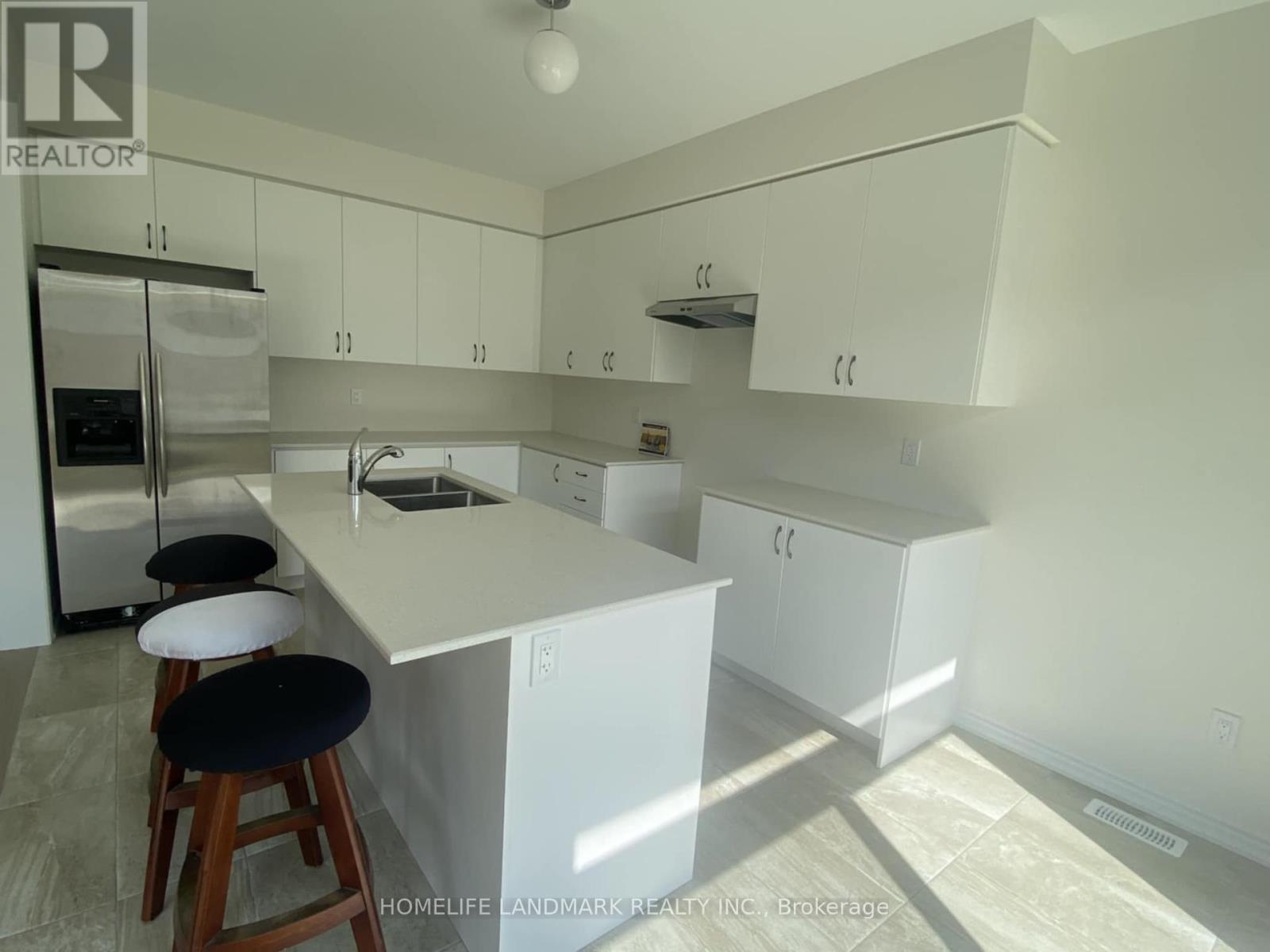 36 Rochester Drive, Barrie, Ontario  L9S 2Z8 - Photo 4 - S12387320