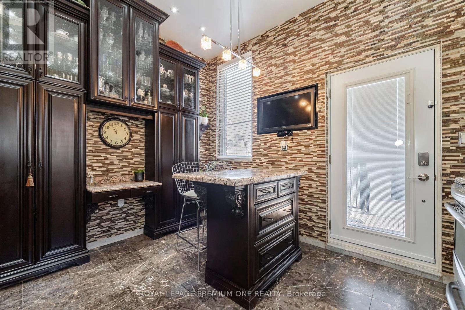 524 Salem Avenue N, Toronto, Ontario  M6H 3E1 - Photo 10 - W12406347