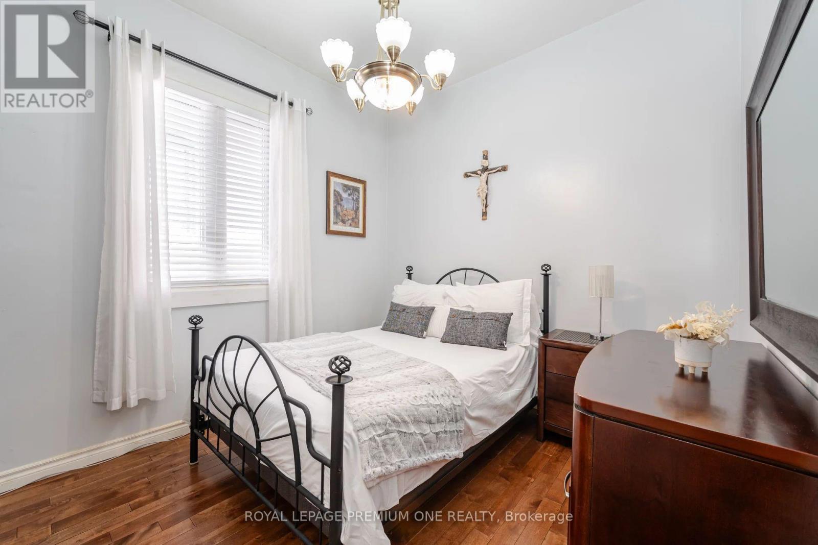 524 Salem Avenue N, Toronto, Ontario  M6H 3E1 - Photo 12 - W12406347