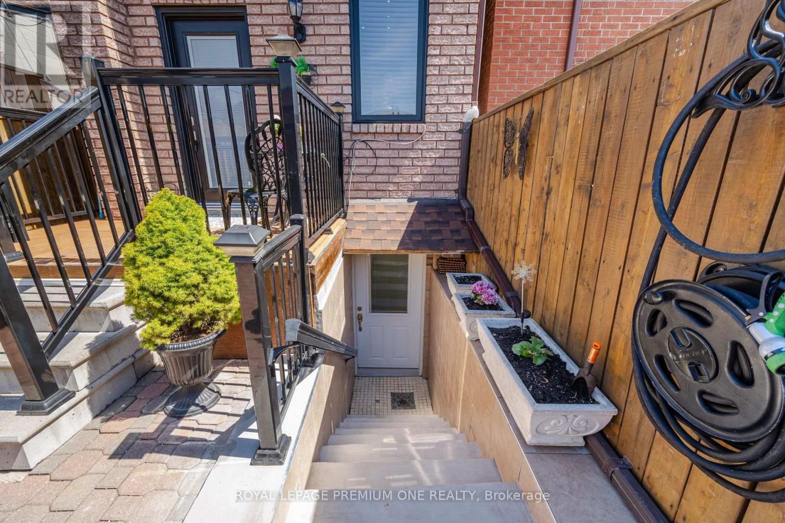 524 Salem Avenue N, Toronto, Ontario  M6H 3E1 - Photo 35 - W12406347