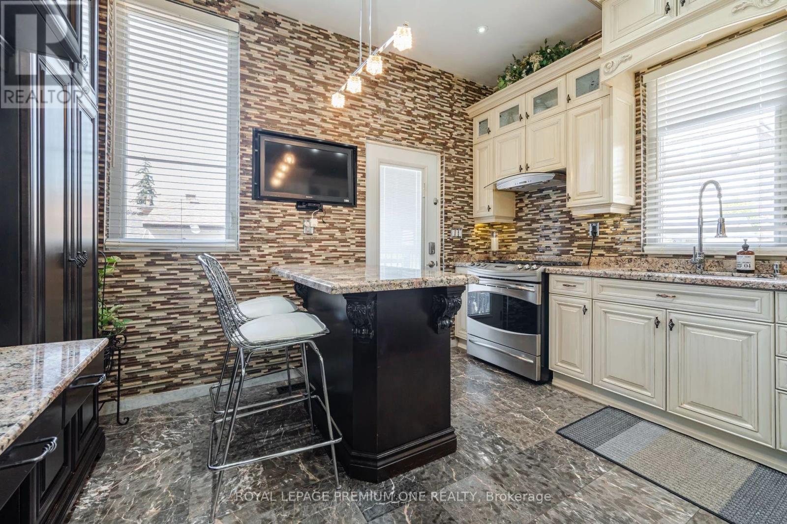 524 Salem Avenue N, Toronto, Ontario  M6H 3E1 - Photo 8 - W12406347