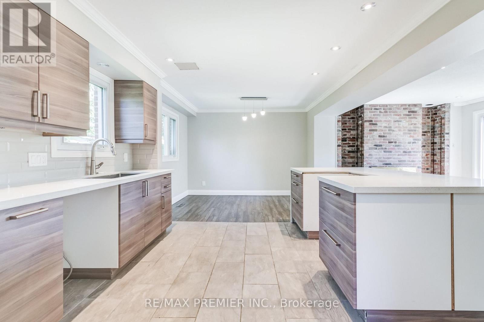 2395 Benedet Drive, Mississauga (Clarkson), Ontario  L5J 4H5 - Photo 10 - W12406411