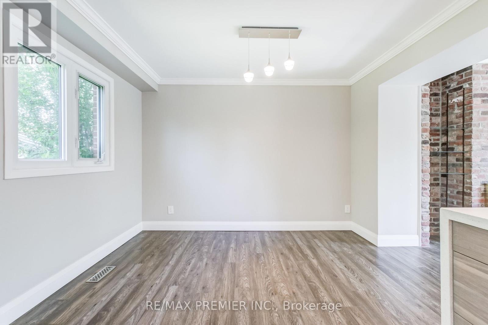 2395 Benedet Drive, Mississauga (Clarkson), Ontario  L5J 4H5 - Photo 11 - W12406411