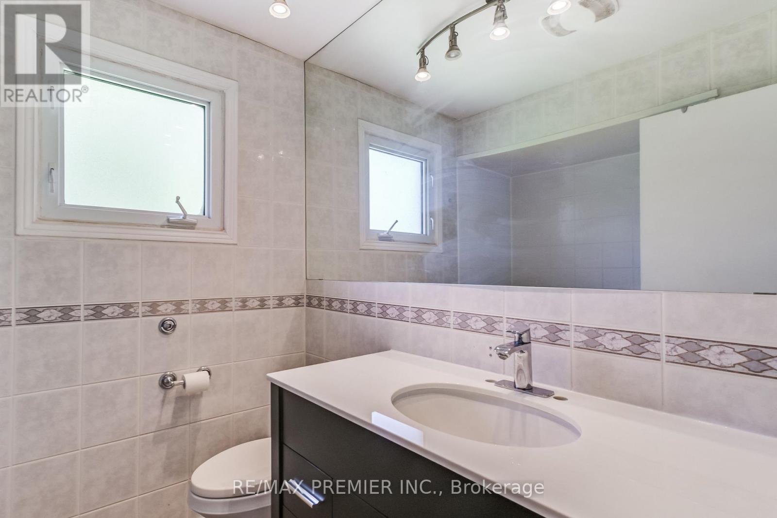 2395 Benedet Drive, Mississauga (Clarkson), Ontario  L5J 4H5 - Photo 18 - W12406411