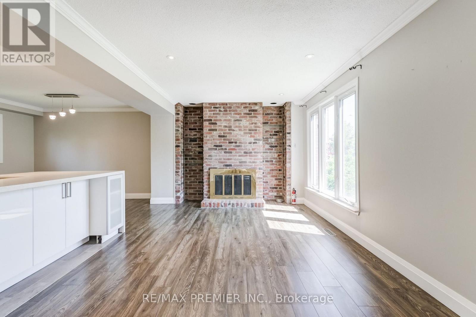 2395 Benedet Drive, Mississauga (Clarkson), Ontario  L5J 4H5 - Photo 3 - W12406411