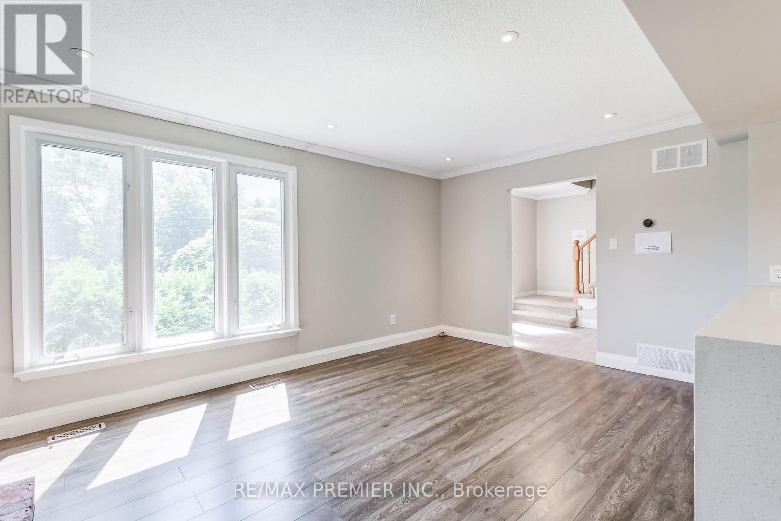 2395 Benedet Drive, Mississauga (Clarkson), Ontario  L5J 4H5 - Photo 5 - W12406411