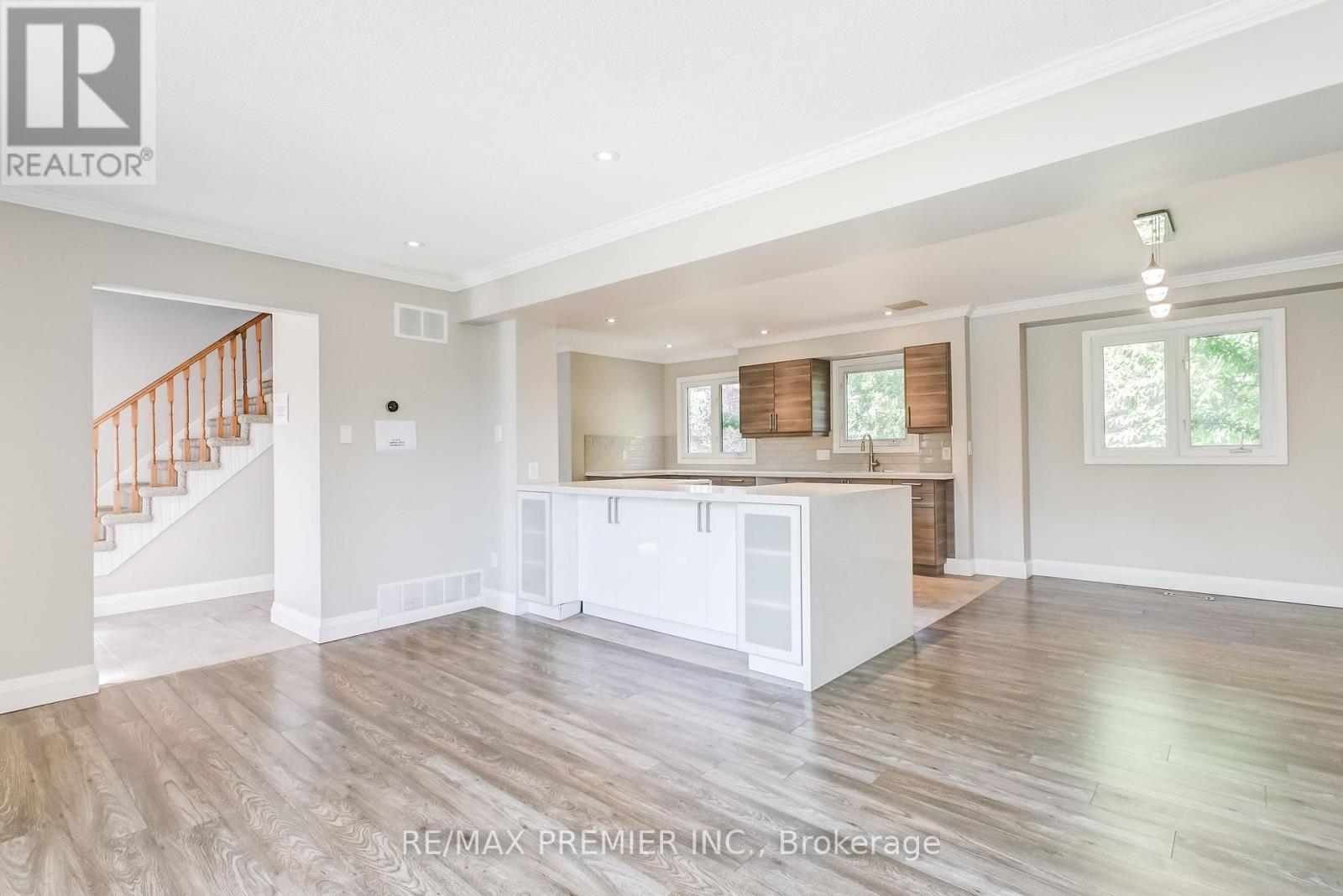 2395 Benedet Drive, Mississauga (Clarkson), Ontario  L5J 4H5 - Photo 7 - W12406411