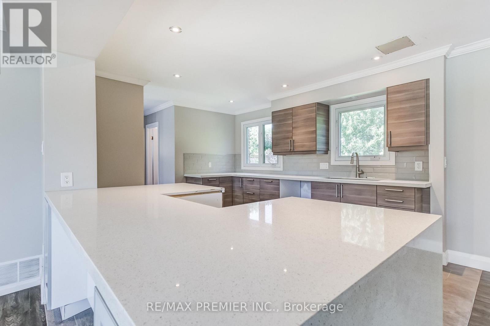 2395 Benedet Drive, Mississauga (Clarkson), Ontario  L5J 4H5 - Photo 8 - W12406411