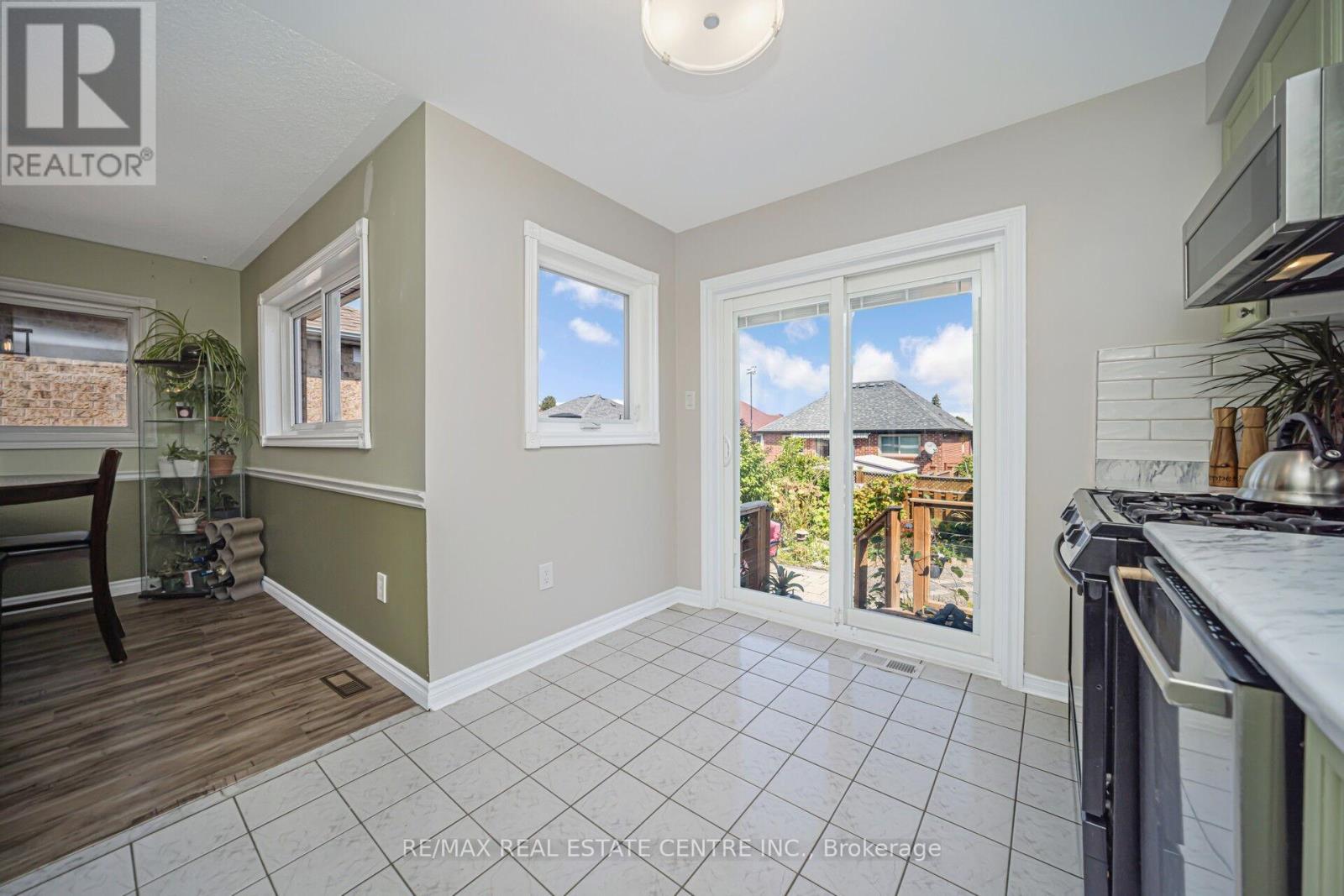 19 Silkwood Crescent, Brampton, Ontario  L6X 4L1 - Photo 16 - W12406450