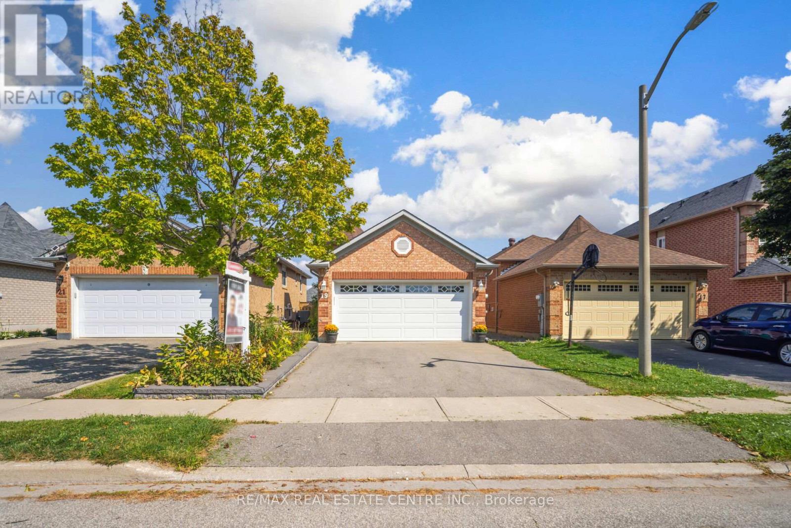 19 Silkwood Crescent, Brampton, Ontario  L6X 4L1 - Photo 2 - W12406450