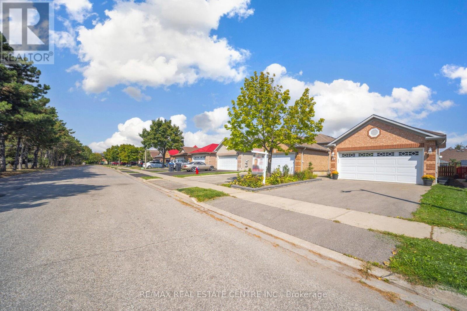 19 Silkwood Crescent, Brampton, Ontario  L6X 4L1 - Photo 3 - W12406450