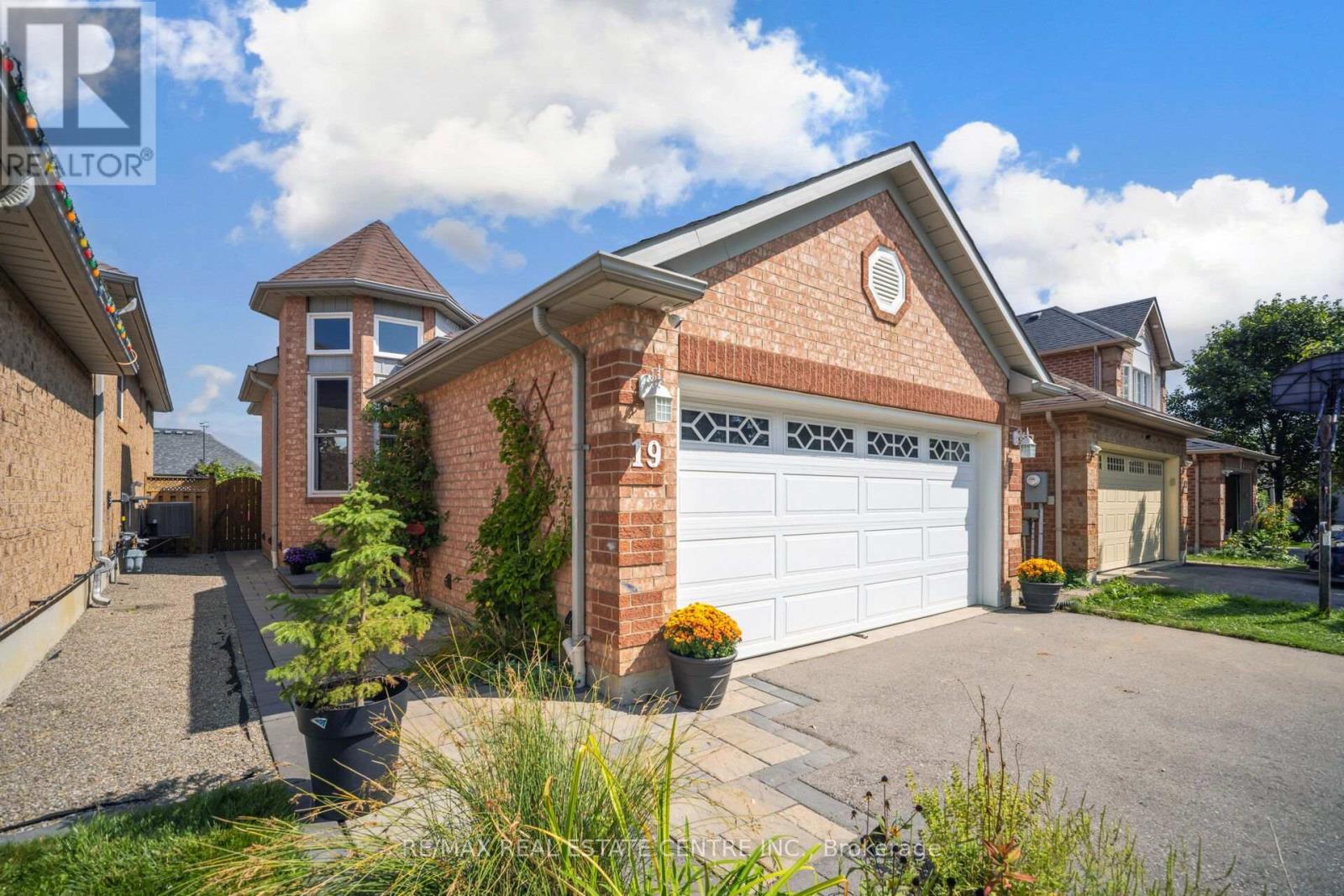 19 Silkwood Crescent, Brampton, Ontario  L6X 4L1 - Photo 4 - W12406450