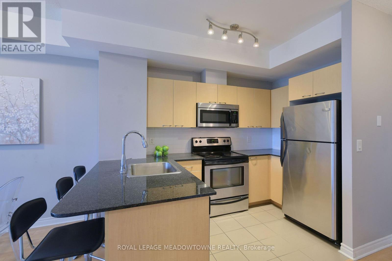307 - 385 Prince Of Wales Drive, Mississauga (City Centre), Ontario  L5B 0C6 - Photo 10 - W12406458