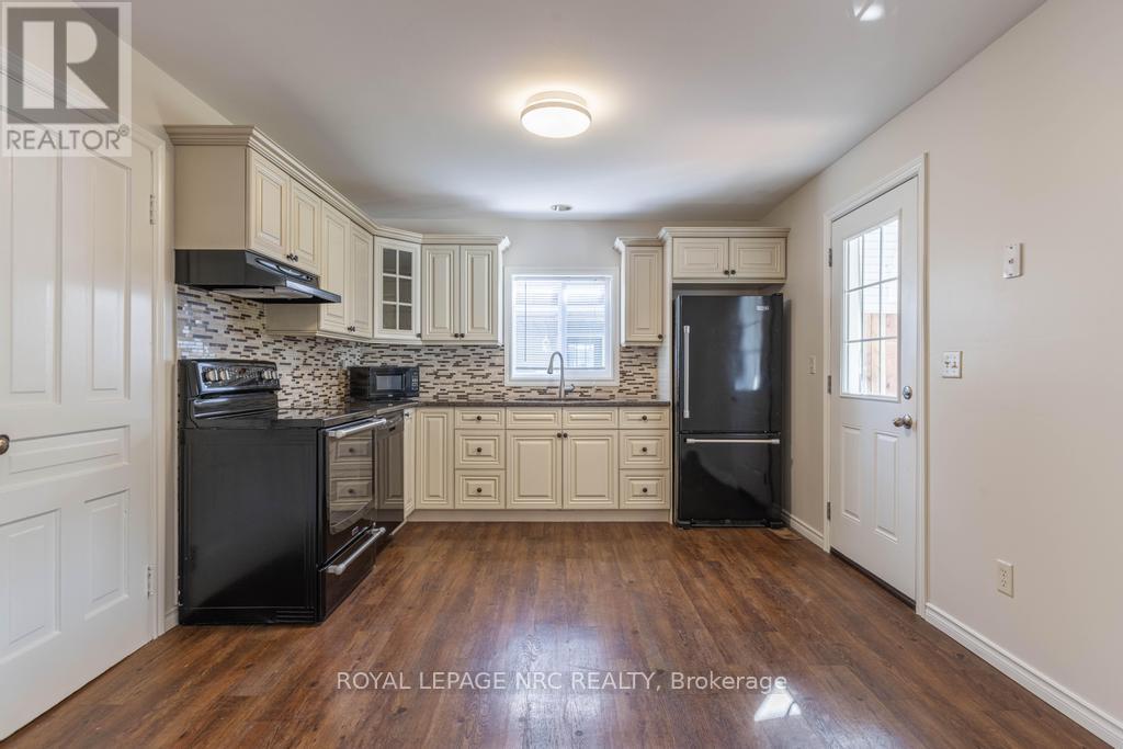 30 Walnut Street, St. Catharines, Ontario  L2T 1H5 - Photo 6 - X12406392