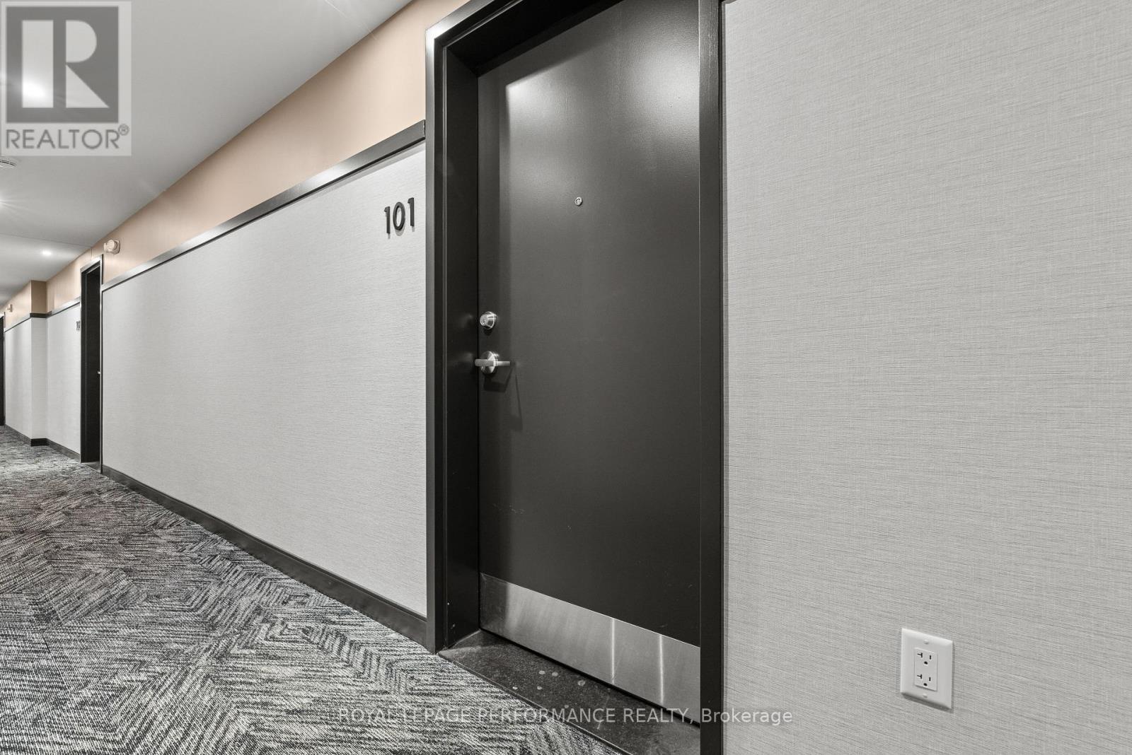 101 - 70 Vieux-Silo Street, Ottawa, Ontario  K1E 0B8 - Photo 3 - X12406597