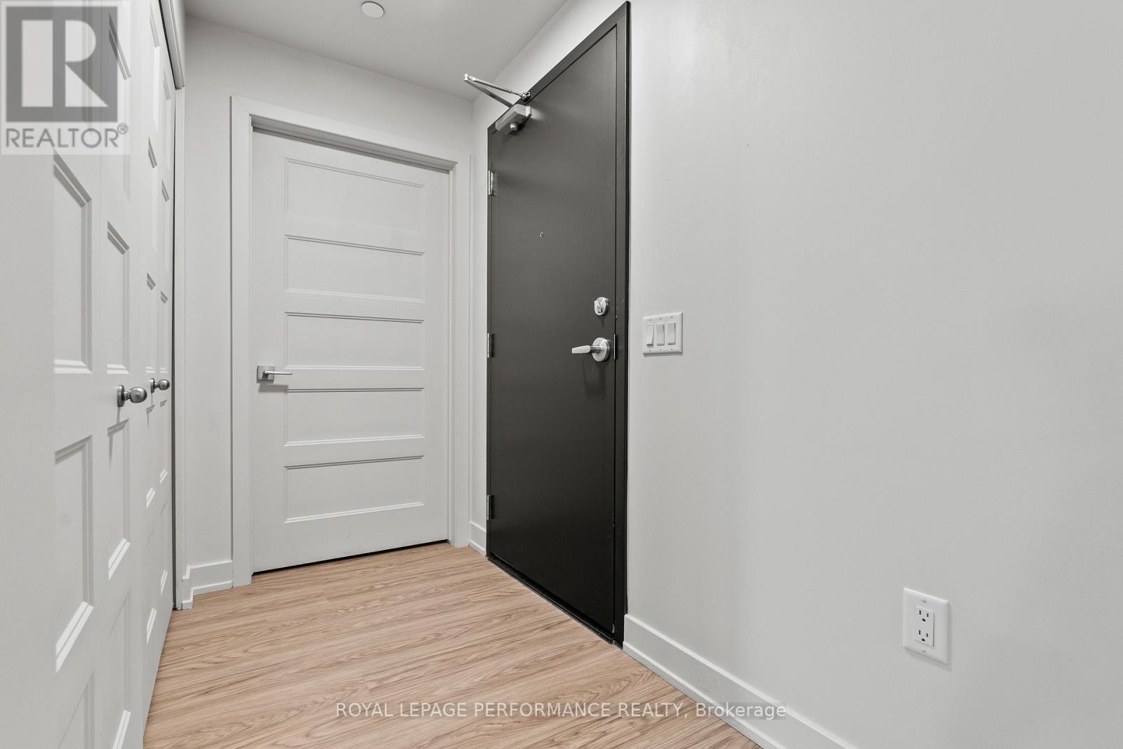 101 - 70 Vieux-Silo Street, Ottawa, Ontario  K1E 0B8 - Photo 4 - X12406597