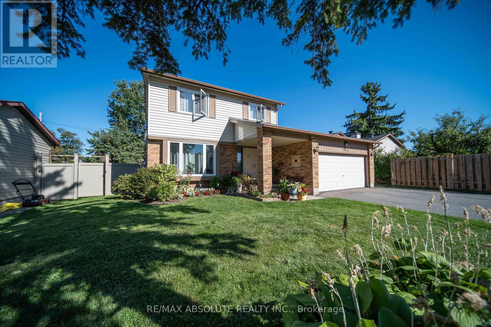 198 Hoylake Crescent, Ottawa, Ontario  K1E 2M8 - Photo 2 - X12406624