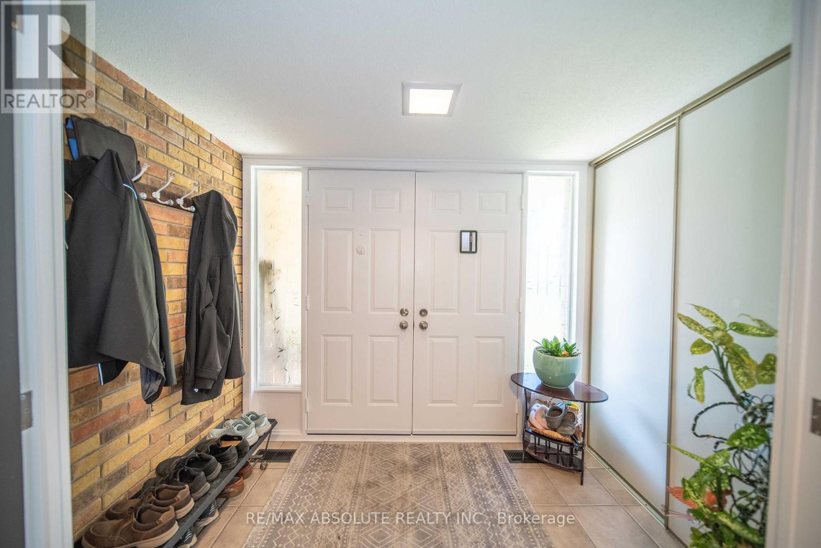 198 Hoylake Crescent, Ottawa, Ontario  K1E 2M8 - Photo 9 - X12406624