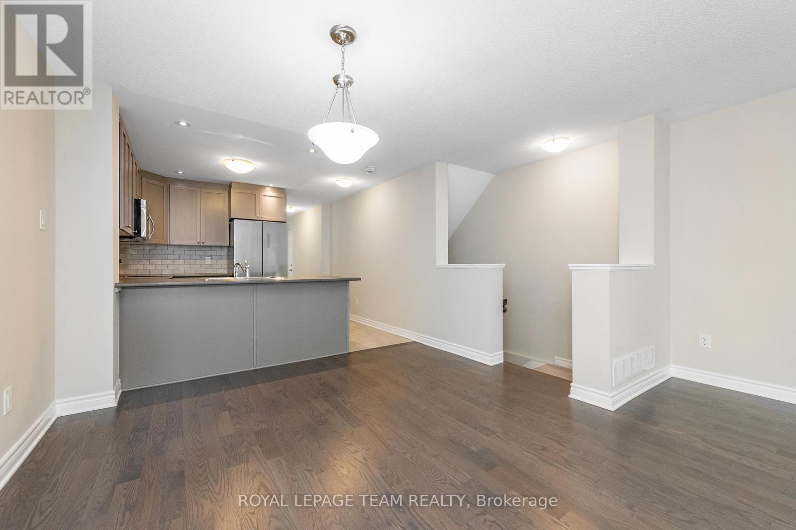 634 Danaca Private, Ottawa, Ontario  K1K 2V7 - Photo 11 - X12406739