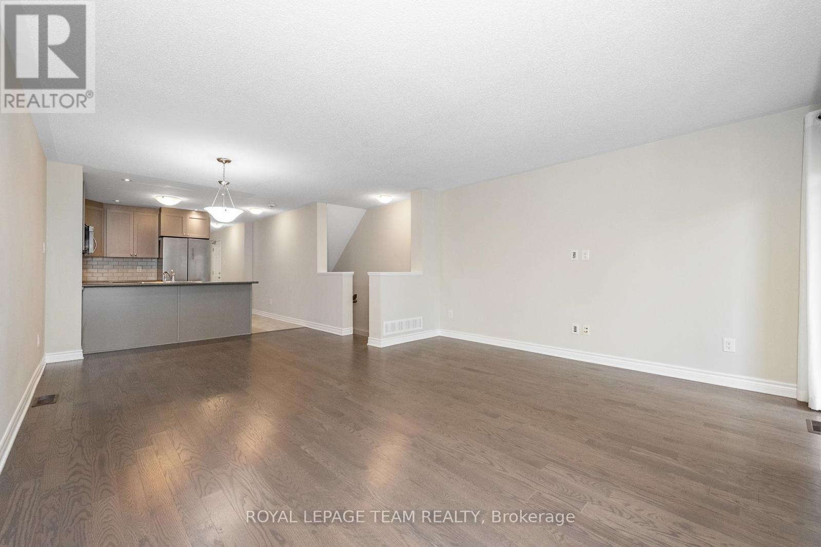 634 Danaca Private, Ottawa, Ontario  K1K 2V7 - Photo 13 - X12406739