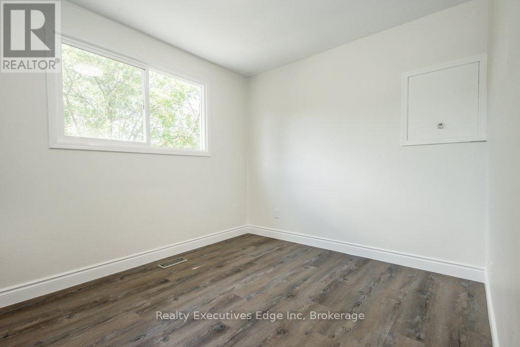 Main - 590 Canewood Crescent, Waterloo, Ontario  N2L 5P5 - Photo 11 - X12406685