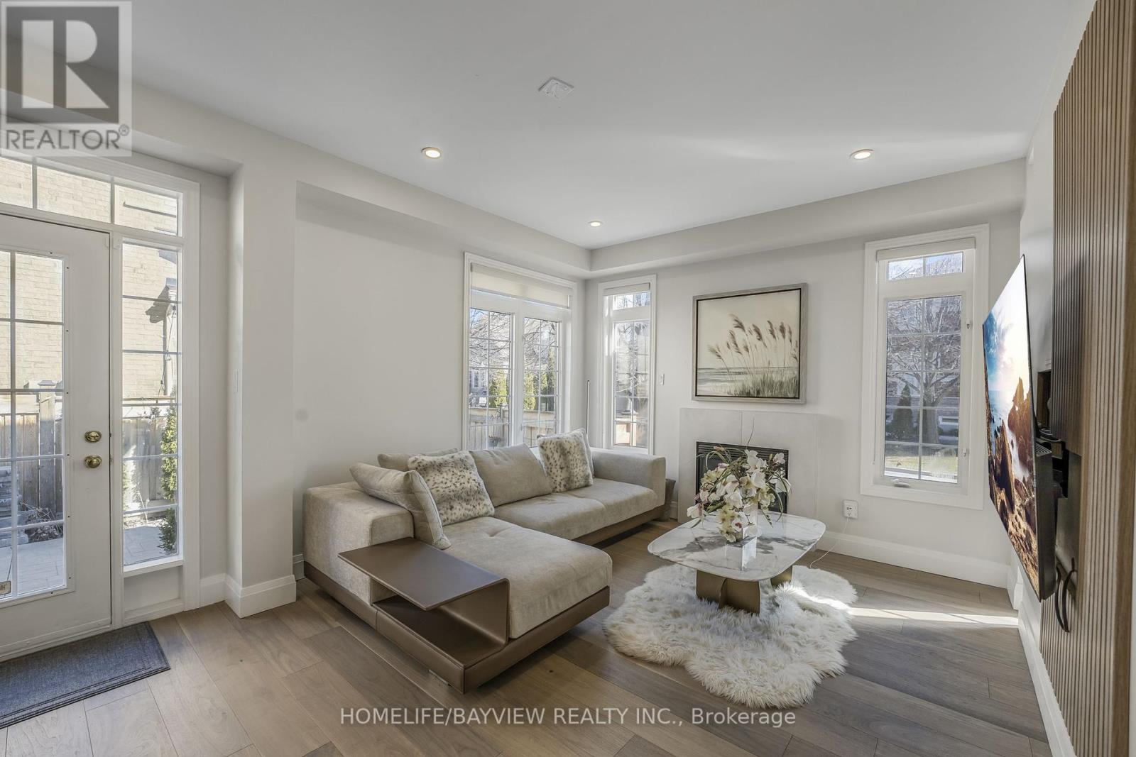 14 Montcalm Boulevard, Vaughan, Ontario  L4H 2X6 - Photo 4 - N12406546