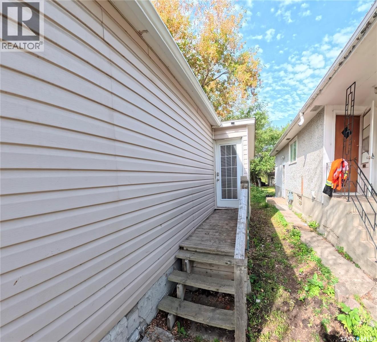 4416 2nd Avenue N, Regina, Saskatchewan  S4R 0Y4 - Photo 2 - SK018474